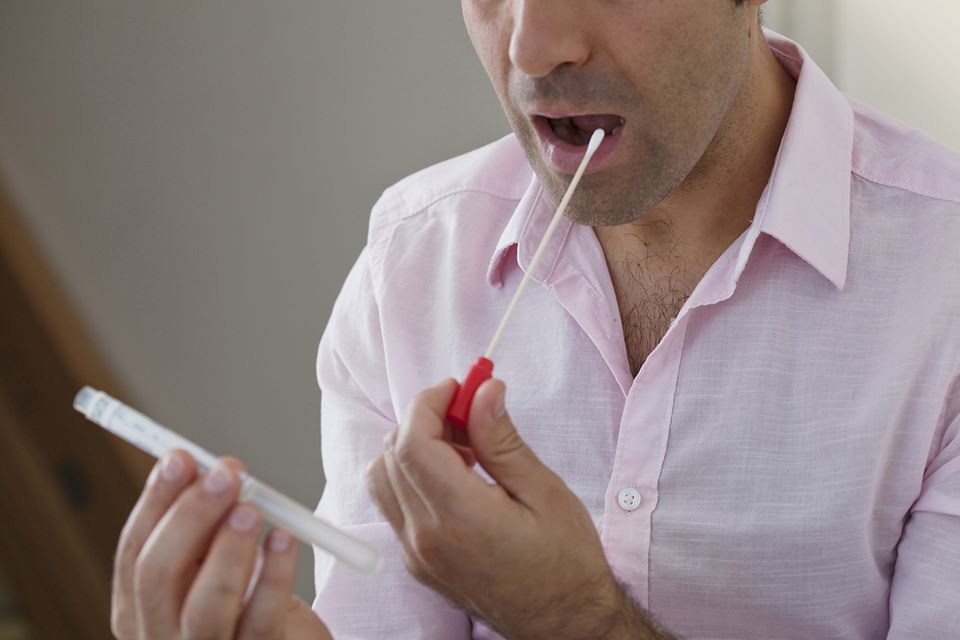 Teste de DNA: entenda como são feitos os exames de paternidade